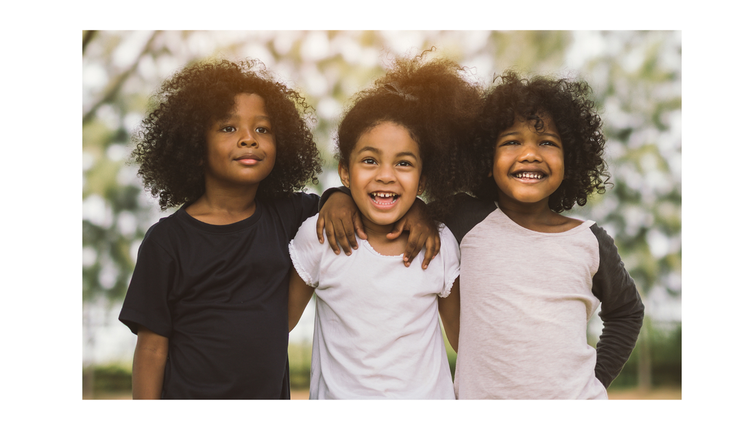 3 kindjes staan vrolijk naast elkaar